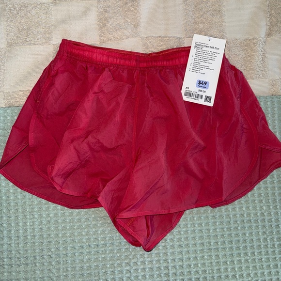 NWT Lululemon Dolphin Hem MR Run Short 3” in XS